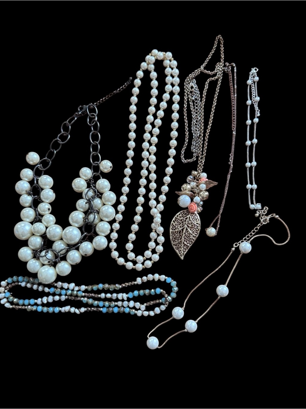 Lot of 7 necklaces with pearls (faux)